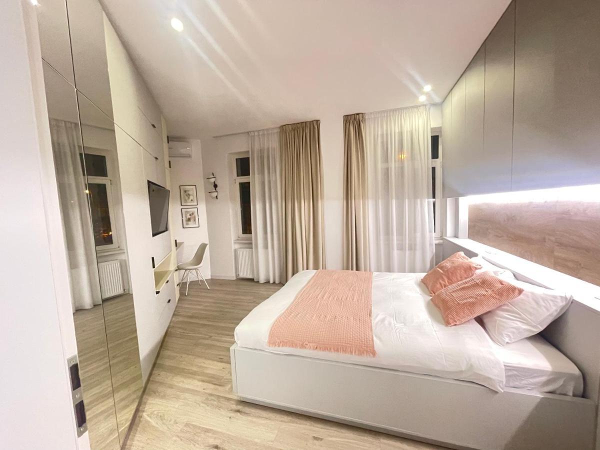 Four Bedroom Apartment, Old Town Boekarest Buitenkant foto